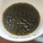 フーズガーデンゆりあげ 食彩館 - つるつるわかめ。麺にトッピングも良さげでしたが麺つゆは酸味が欲しくなります