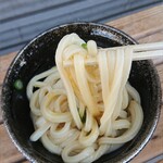 須崎食料品店 - 麺のリフトアップ