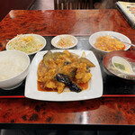 福興園餃子 - 鶏肉の唐揚げとナス炒め ¥650