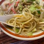 Yoshimi - 醤油ベースの和出汁の優しいスープに麺が絡んで人気の理由が解る美味しいちゃんぽんに仕上がってましたよ。