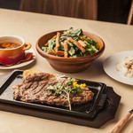 STEAK HOUSE - 特撰リブロースのステーキ、ステーキハウス特製ガーリックスープ、ほうれん草とベーコンのガーリックサラダ