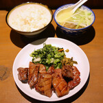 牛たん炭火焼き吉次 - 牛たん定食 1.5人前(3,400円)
麦飯･テールスープ付き