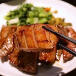 牛たん炭火焼き吉次 - 牛たんは厚切り