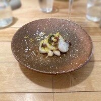 セミーナ - 62℃でコンフィにした12kgオーバーの水蛸、白い金時豆、レモンの皮、ハマボウフウ、山わさび、粒マスタード