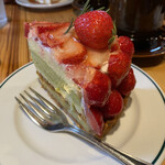 マザームーンカフェ - 季節のタルト
            贅沢イチゴとピスタチオのショートケーキタルト