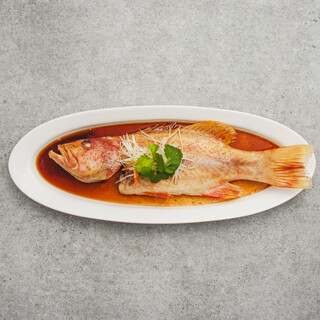 名物料理は蒸籠で丸ごと旨みを閉じ込めた蒸魚料理です！
