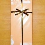 芳林堂 - 「オレンジケーキ」1本（\1680）の梱包状態です（2013/8/10UP）