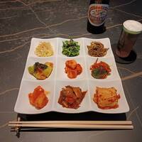 和牛焼肉 伍感 - ♪︎前菜9種盛り♪︎一番上段が、ナムル (豆もやし、法蓮草、ゼンマイ) 中段左側から、チンゲン菜、長芋、胡瓜のキムチ、一番下段左側から、カクテキ、セロリ、白菜のキムチ