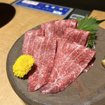 吟味屋 - 頬肉の刺身。薬味と合わせて頂く極上の赤身。すごく美味しい。