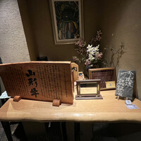 吟味屋 新大阪店 - 中の待合にはブランド肉を扱う証明と、新大阪近くの個室焼肉だからか、芸能人、スポーツ選手のサイン色紙がたくさん貼ってあります。