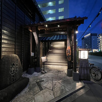 吟味屋 新大阪店 - 駅からだいぶ西外れに趣のある門構えが現れます。