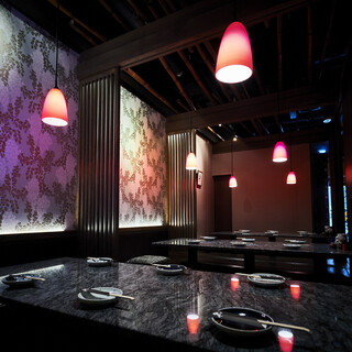 密かな夜会に最適な個室は２名から30名様まで。