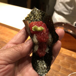 初音鮨 - まぐろの手巻き　わさびの茎と一緒に