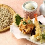 吉祥庵 - 桜海老のかき揚げと季節野菜の天もり蕎麦1760円（冷蕎麦）
