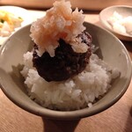 Hikiniku To Kome - ２個目は鬼おろし＆ポン酢で和風ハンバーグで。私はこの食べ方が一番好き。