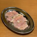 蒜盐猪肉380日元 (含税418日元)