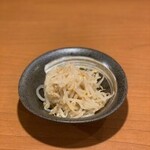 豆芽拌菜280日元 (含税308日元)