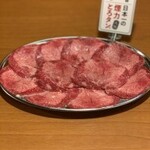Famous toro tongue (Salted beef tongue) 880 yen (968 yen including tax)