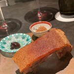 仁修樓 - 仔豚は、切り分けると、こんなにふつうの骨つきローストになりました