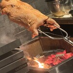 仁修樓 - 炭火焼きは、大変な手間と技量が必要