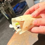 仁修樓 - 北京ダック風に包んで食べます。北京ダックて、本当はこうなりたかったのか？