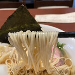 酒肴場 屯 - 三河屋製麺の低加水細ストレート麺。しなやかながらコシのある茹で上がり
