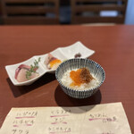 酒肴場 屯 - 海鮮丼は、ハガツオ、ハチビキ、サワラ、ヒラスズキ、アジ、ケンサキイカ、ちりめん山椒煮、イクラ