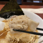 酒肴場 屯 - コリッとした軟骨入りのワンタンは大ぶりのものが2個