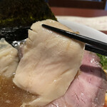 酒肴場 屯 - 鶏ムネチャーシューはしっとり。臭みもなく味付けも上品。