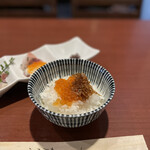 酒肴場 屯 - ご飯の上には、ちりめん山椒煮、イクラ