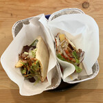 그리스 요리 Bakuro 그릭 키친&베이커리 - 기로피타(반으로 나눈 것)