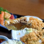 御食事処 魚ふみ - アジフライをガブリと