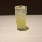 【飲】 整個青森皮的蘋果酸味雞尾酒420日元 (含稅462日元)
