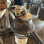 南総庵 - 茶釜（ここから湯をすくいセルフでお茶を淹れる）