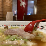 どうとんぼり神座  東京ドームシティ店 - この白菜と甘めのスープが実に良い。