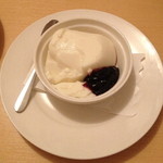 クッチーナ笑多 - ビアンコマンジャーレ（５００円）イタリアン杏仁豆腐です。２０１３年８月