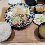 炭火焼鳥と定食 カドクラ食堂 - 鶏ももの香味炙り焼き定食 980円 大盛無料