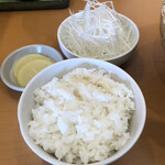 麺武 はちまき屋 - 半ライス（70円）、トッピング白髪ネギ・別盛り（130円）