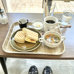 Komugi Kaoru Otoko - ブルーチーズ入りベーコンエッグのパニーノとスープのセット