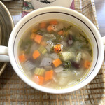 Komugi Kaoru Otoko - スープは野菜たっぷりのコンソメスープでした。