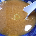 自家製麺 5102 - テーブル席そばにあった割り汁をいれて頂く