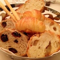 クチーナ ヒラタ - パンも種類が豊富で美味しい