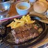 BRONCOBILLY - 炭火焼きハンバーグは目の前でカットして仕上げる