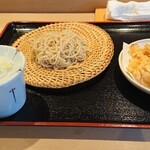 すし徳灑落 - かき揚げせいろ、1200円税別。ネギがね、うっすーいの。糸みたい。主婦は自分の包丁を研がねば、と決心した。思ったの昨日で、翌日夕方時点でまだ研いでないけど。