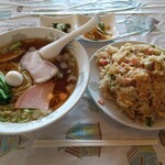 寿楽 - 醤油ラーメンと炒飯のセット950円。