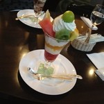 千疋屋フルーツパーラー - 奥のはヨメのスペシャルバナナ