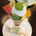 千疋屋フルーツパーラー - 上のはマスカット