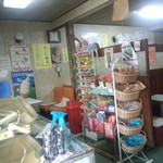 杉原お好み焼店 - 杉原お好み焼き店　店内　（目の前にあるのが駄菓子）