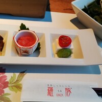 羅豚 ギンザ・グラッセ - 前菜三種盛り・ほうれん草と生えのきのサラダ