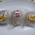 みどりや - 料理写真:みかん大福@¥150-２つに いちご大福¥200
